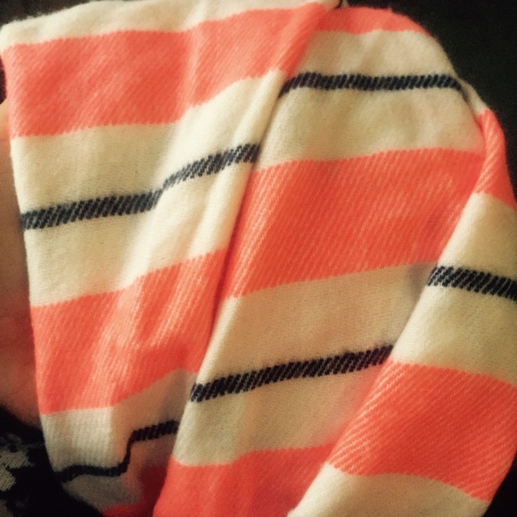 Gap fall scarf 🍁🍂 - Picture 2 of 3