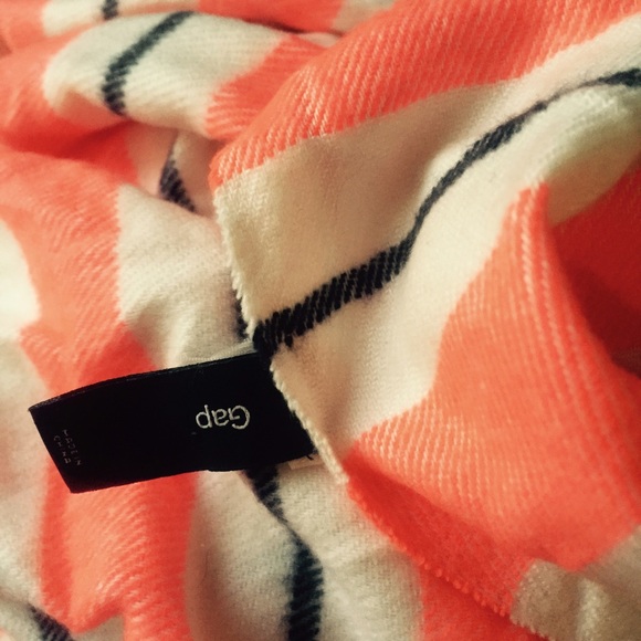 Gap fall scarf 🍁🍂 - Picture 3 of 3