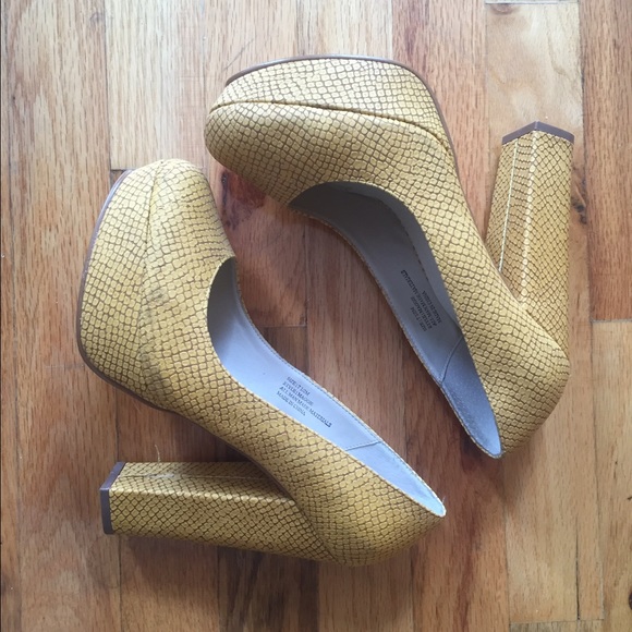 Marco Santi Yellow Pumps