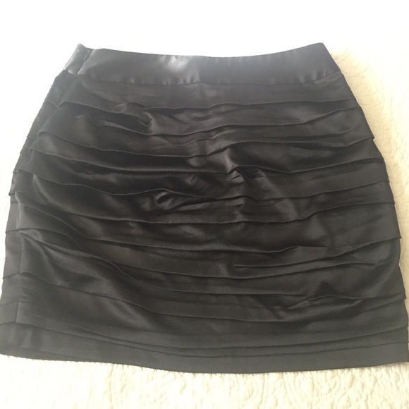 Express Ruched Skirt - Picture 3 of 3