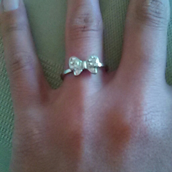 Silver crystal bow ring - Picture 3 of 3