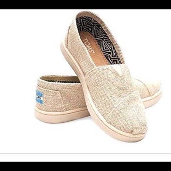 New with tag TOMS. Very beautiful