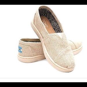New with tag TOMS. Very beautiful