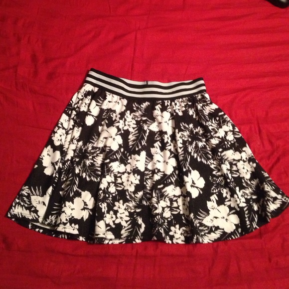 Empyre (Zumiez) Floral Skater Skirt (L)