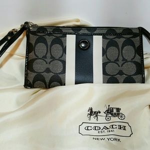 SIGNATURE STRIPE PVC STRIPE ZIPPY WALLET