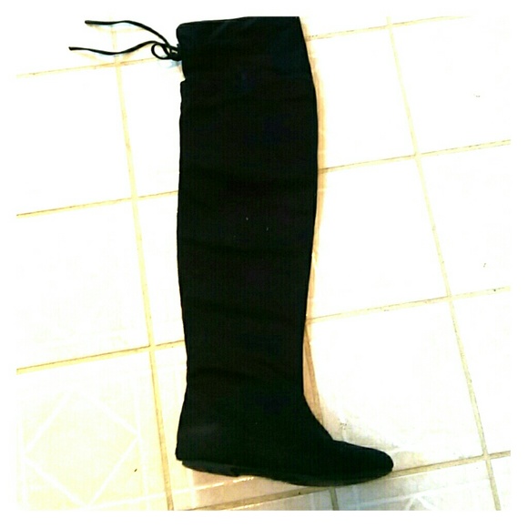 Black flat boots