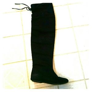 Black flat boots