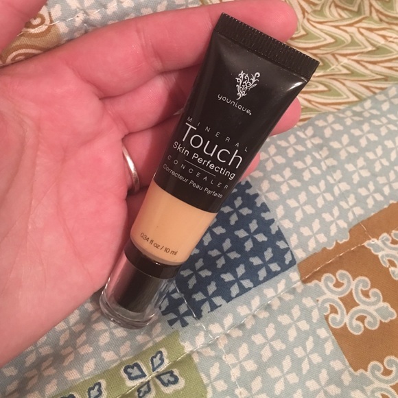 Younique mineral touch concealer