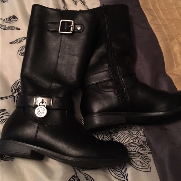 Super cute Michael Kors blk leather boots