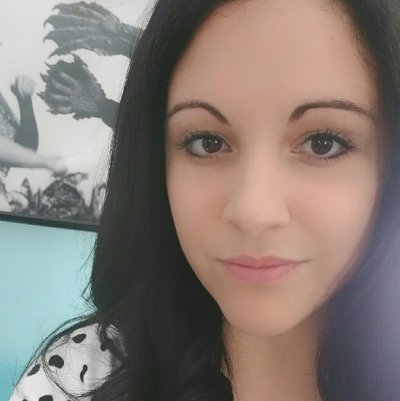 Meet your Posher, Courtney - Picture 2 of 2