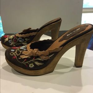 Design shoe by Schultz.