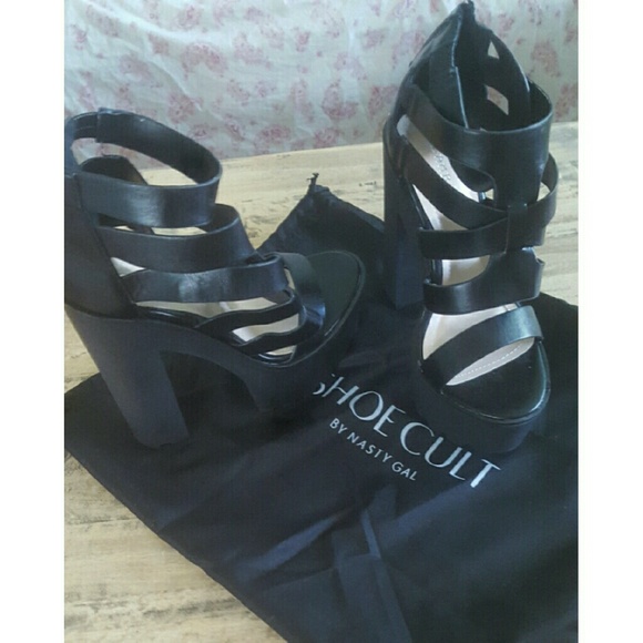 NWOT Bamboo Nasty Gal Chunk Heels