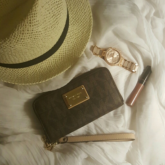 Michael Kors Handbags - Michael Kors wallet