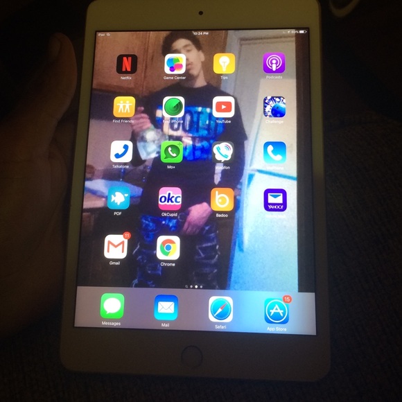 iPad - Picture 1 of 2