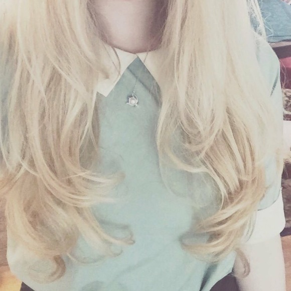 light green top with white Peter Pan collar 💚