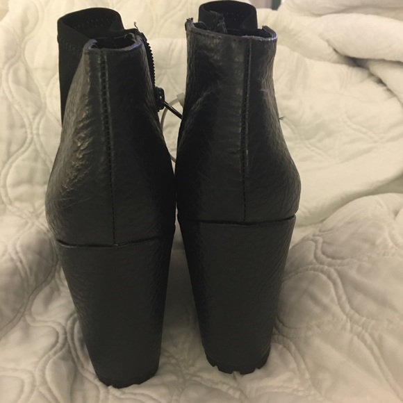 "Simply Vera, Vera Wang" Booties - NEW! - Picture 2 of 4