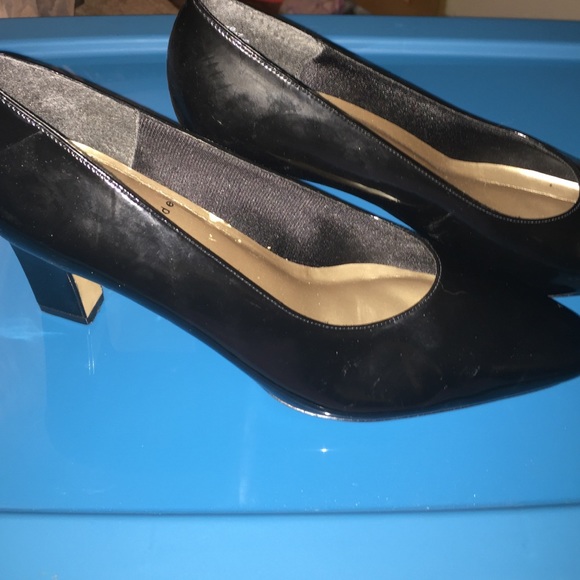 Life Stride black pumps size 7B.