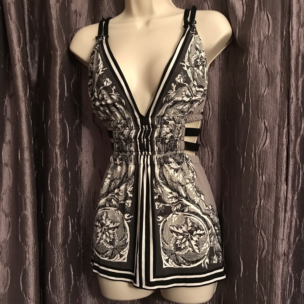 Super Chic cut-out Express top!!