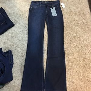 DL 1961 Milano boot cut.. Size 26.. Dark denim
