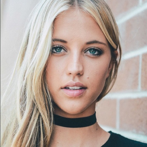 New! Wine colored Velvet Choker - Picture 2 of 3