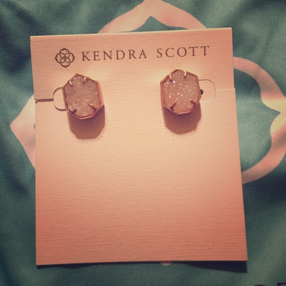 Kendra Scott earrings!!