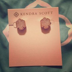 Kendra Scott earrings!!