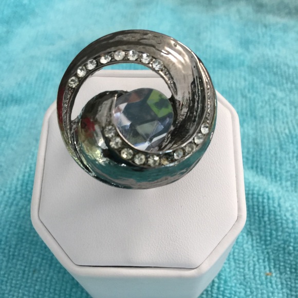 Elegant Rhinestone Snail-Like Ring - Picture 2 of 4