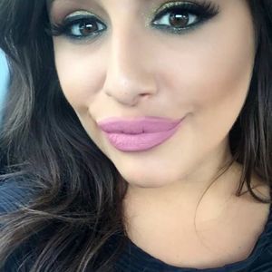 Meet your Posher, Monique