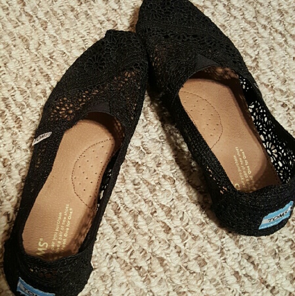 Black lace Toms