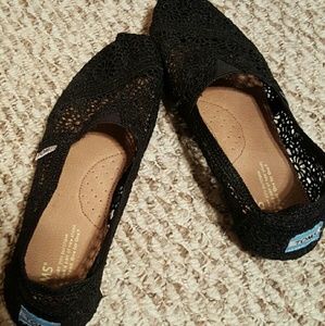 Black lace Toms