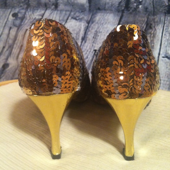 J. Renee Sequin Covered Heels Host Pick~* - Picture 4 of 4