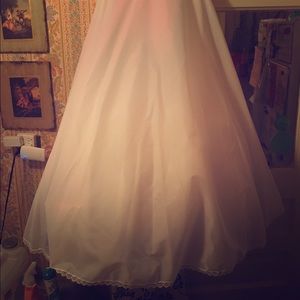 Wedding dress or ball gown Sweetheart slip size 6
