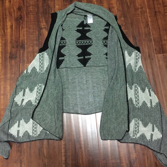 Sweater vest - Picture 1 of 3