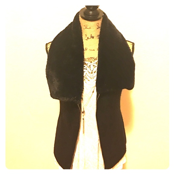 GAP Black sweater vest with fur collar
