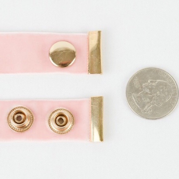 Rose velvet think 90s choker with gold clasp - Picture 3 of 3