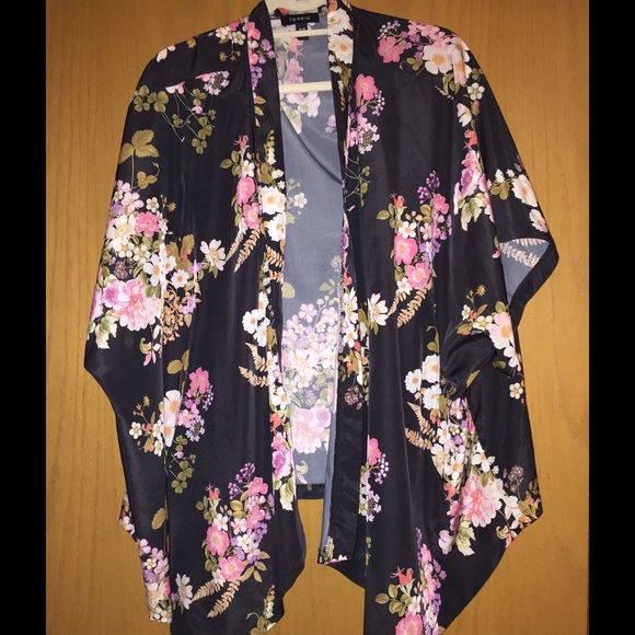 Gorgeous black floral torrid kimono