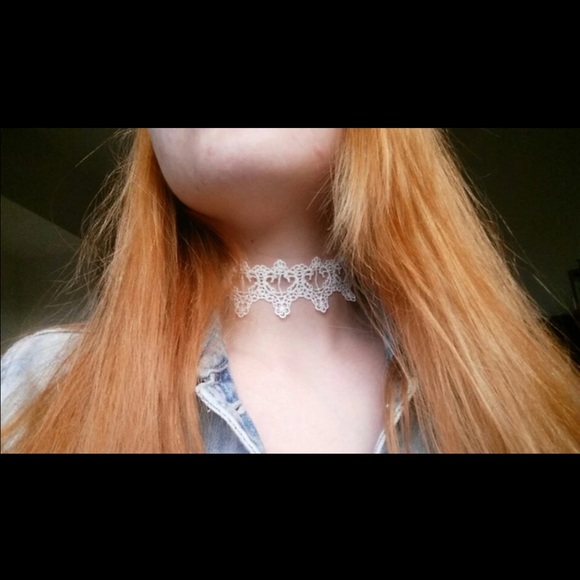 Dainty Lace Choker - Picture 2 of 4