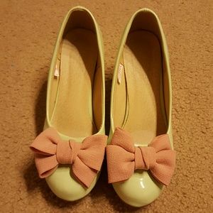 Mint bow pumps