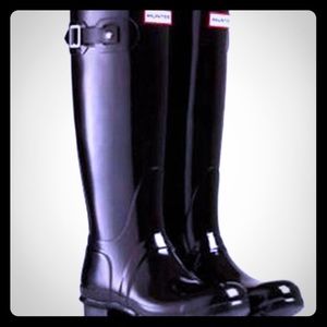 ISO - BLACK HUNTER BOOTS 💜