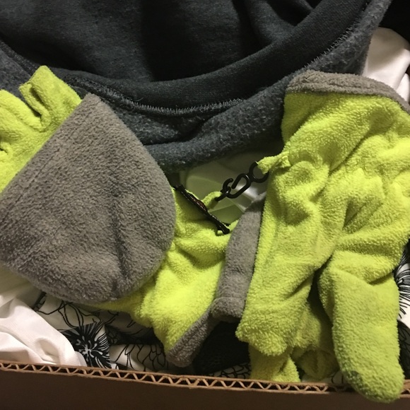 Shirt and gloves - Picture 2 of 2