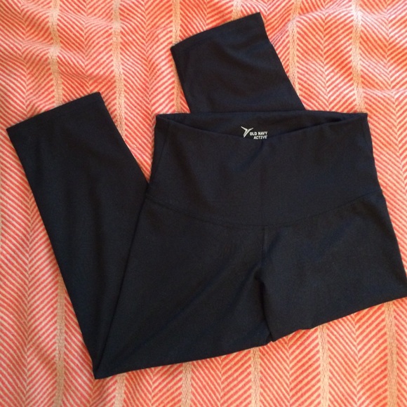 Old Navy Active black go-dry capri, size small.