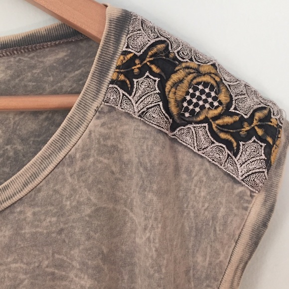 ✨sUpEr CuTe BOXY tEe w/ ArM dEtAiL ✨ - Picture 2 of 3