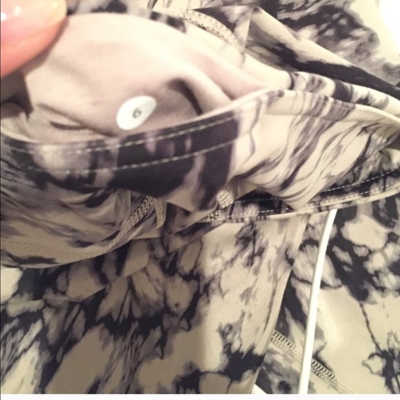 Lululemon Wunder Under Crops Size 6 - Picture 2 of 3