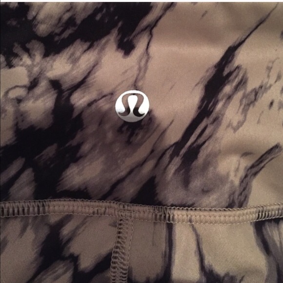 Lululemon Wunder Under Crops Size 6 - Picture 3 of 3