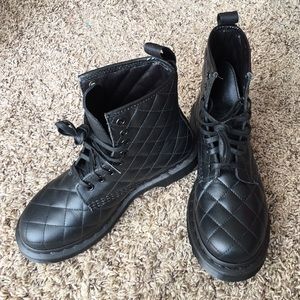 NWOT Dr. Martens Coralie size 5