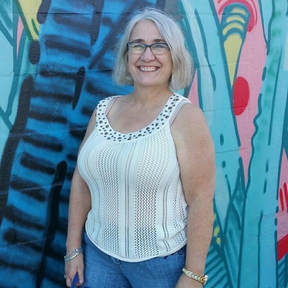 Meet your Posher, Debby - Picture 4 of 8