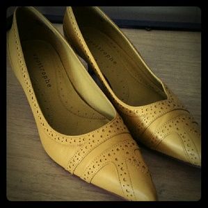 *SALE* Yellow leather kitten heels