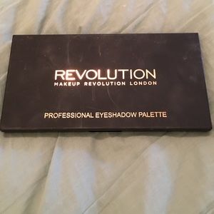 Makeup Revolution New-Trals vs Neutrals Palette.
