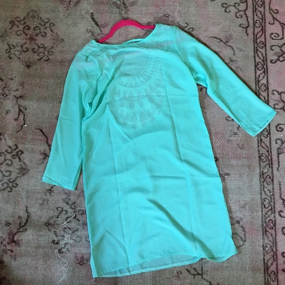 Pretty beach dress with lace detail in the back - Picture 1 of 4