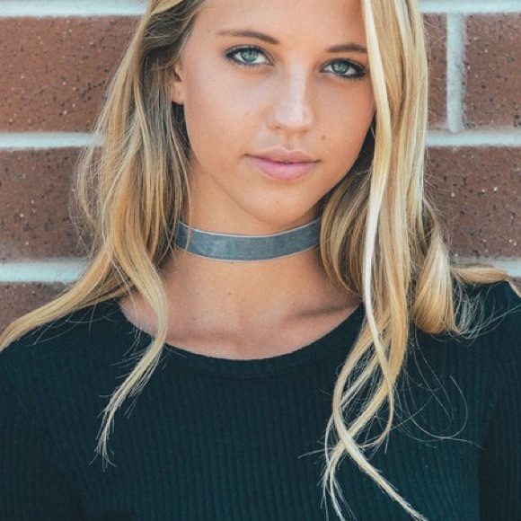 Velvet Strap Choker - Picture 3 of 4